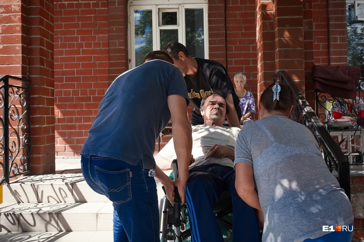 Родные не стали забирать из больницы старика после инсульта. В дом престарелых его привез доброволец Родные не стали забирать из больницы старика после инсульта. В дом престарелых его привез доброволец