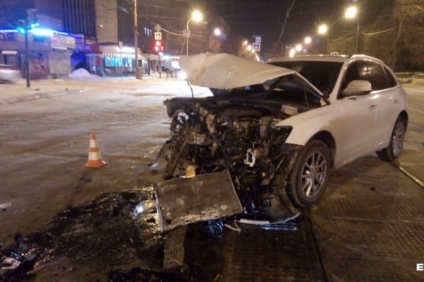 Женщина на Audi в момент столкновения с трамваем смотрела явно не на дорогу Женщина на Audi в момент столкновения с трамваем смотрела явно не на дорогу