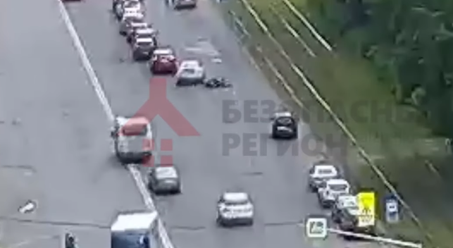 Ударился головой об машину: появилось видео аварии с мотоциклистом на проспекте Октября