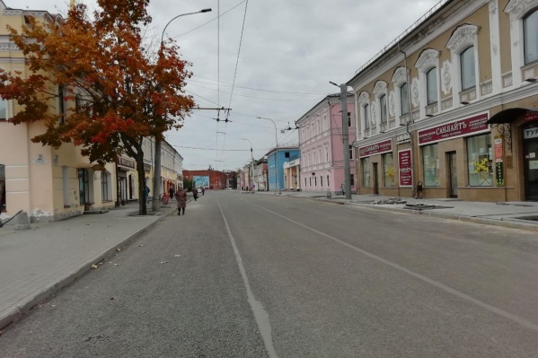 Совсем рядом находится школа, в которой учился один из погибших героев Совсем рядом находится школа, в которой учился один из погибших героев