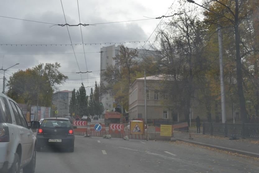 Строят водопровод: в Уфе частично закрыли улицу Цюрупы