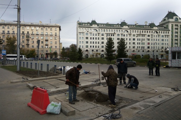 Новую платную парковку у сквера на Орджоникидзе должны были открыть ещё при Игоре Зимине в конце сентября, но она до сих пор не работает Новую платную парковку у сквера на Орджоникидзе должны были открыть ещё при Игоре Зимине в конце сентября, но она до сих пор не работает