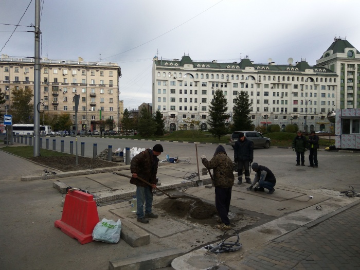 Новую платную парковку у сквера на Орджоникидзе должны были открыть ещё при Игоре Зимине в конце сентября, но она до сих пор не работает Новую платную парковку у сквера на Орджоникидзе должны были открыть ещё при Игоре Зимине в конце сентября, но она до сих пор не работает