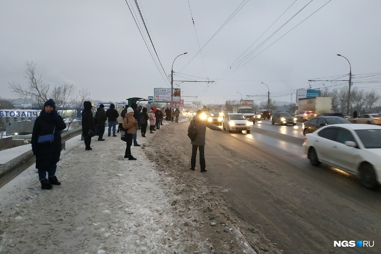 Нгс новосибирск новости сегодня. Что происходит в Новосибирске в данный момент. Транспортный коллапс в деревне. Что сейчас происходит в Новосибирске. НГС авария на Димитровском.