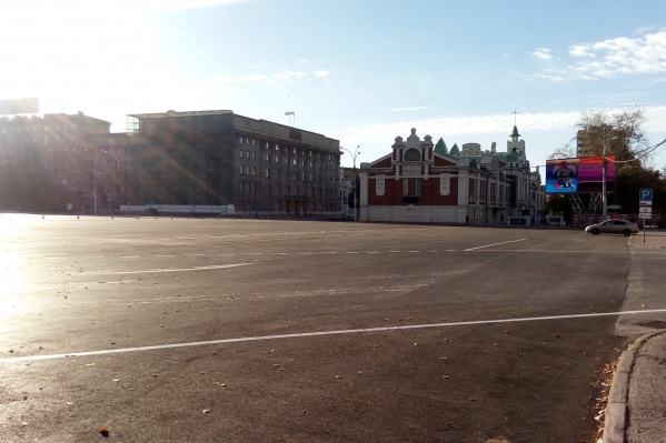 Сейчас парковка пустует Сейчас парковка пустует