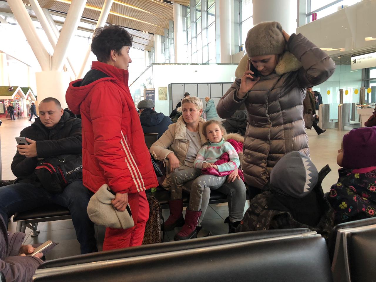Среди застрявших в аэропорту было много детей