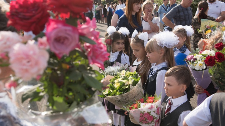 С воздушными шарами и зонтами: как в Ростове отметили День знаний