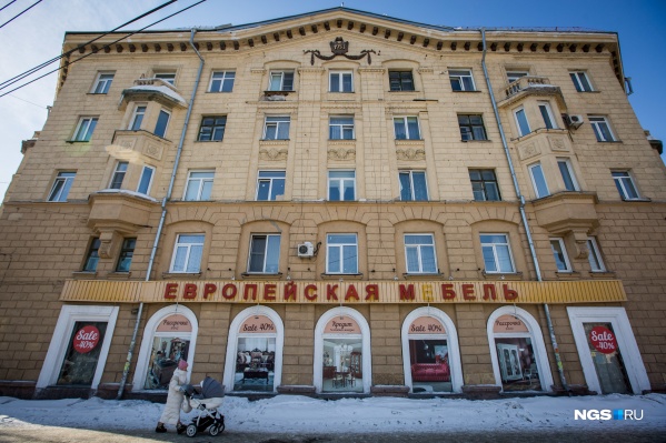 Большинство горожан, наверное, даже не подозревает, что за окнами этого красивого здания скрываются не дорогие квартиры, а комнаты общежития Большинство горожан, наверное, даже не подозревает, что за окнами этого красивого здания скрываются не дорогие квартиры, а комнаты общежития