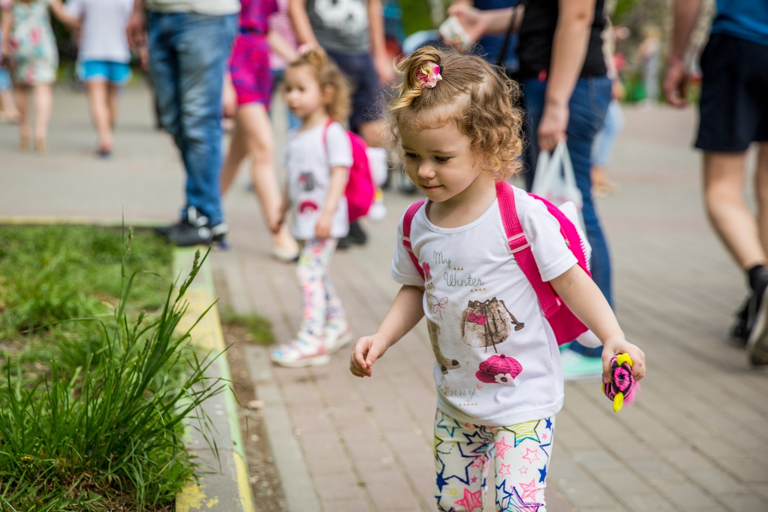Родители вынуждены покупать одинаковую одежду детям для мирного неба над головой Родители вынуждены покупать одинаковую одежду детям для мирного неба над головой