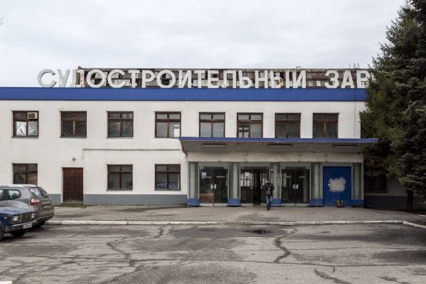 Завод стоит в запустении Завод стоит в запустении