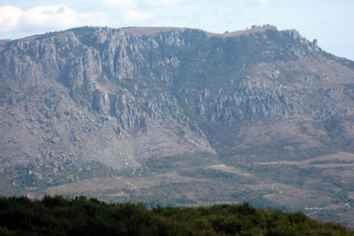 Гора Южная Демерджи — одна из самых ярких природных достопримечательностей Крыма
