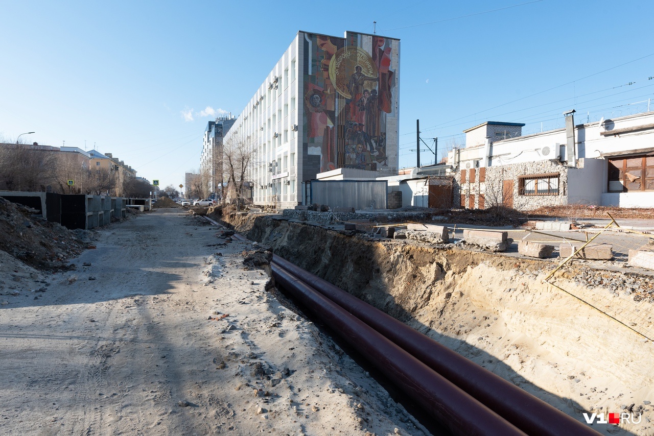«Всё идёт по графику»: в центре Волгограда забросили выкопанные «на полтора месяца» траншеи