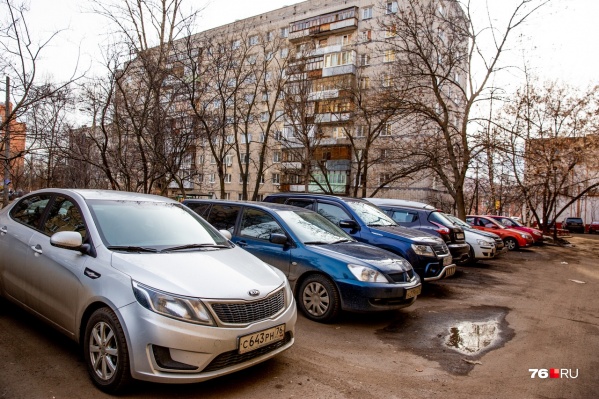 Практически все городские дворы запаркованы Практически все городские дворы запаркованы