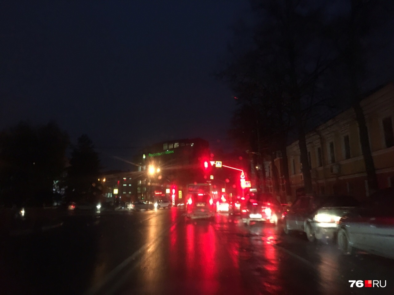 Оживленная улица в центре Ярославля погрузилась во тьму