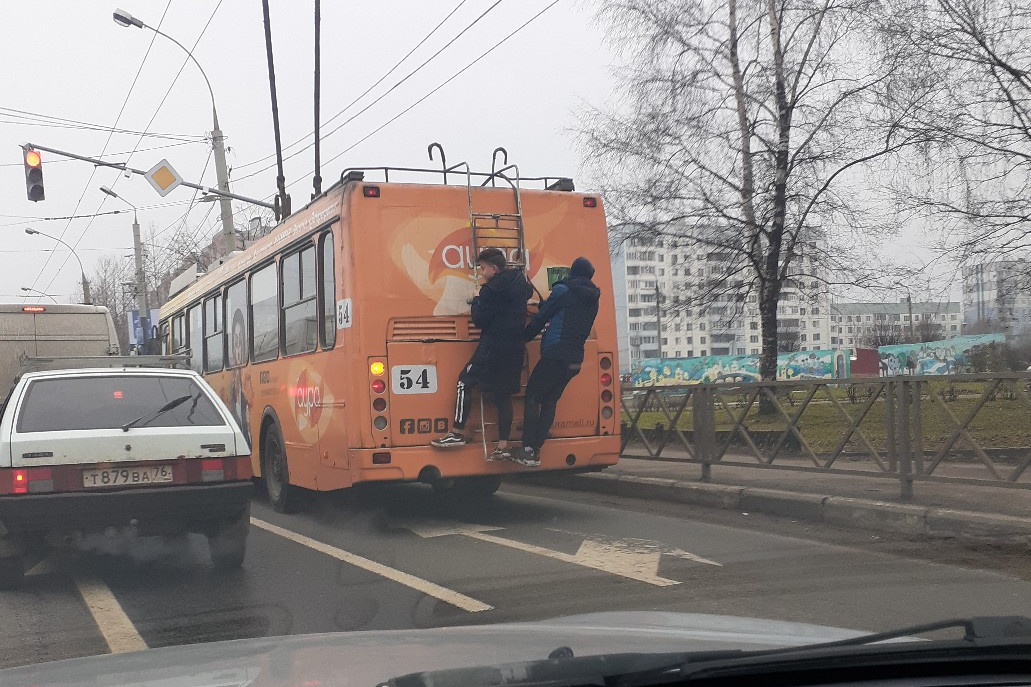 «Опасно не только для них»: в Ярославле зацеперы вызвали ностальгию у жителей и злость у водителя
