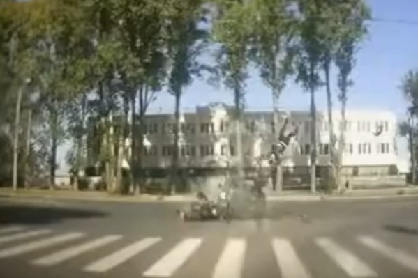 Удар был такой силы, что мотоциклист подлетел в воздух Удар был такой силы, что мотоциклист подлетел в воздух