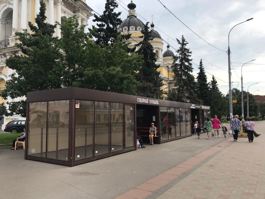 В Ярославской области подростки разнесли остановку с лепниной