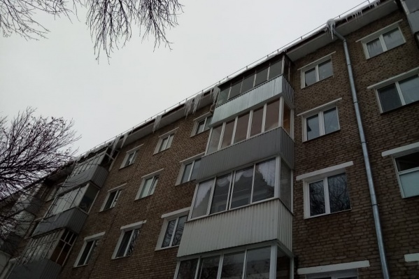 Из-за потепления с городских крыш стал сходить снег и наледь Из-за потепления с городских крыш стал сходить снег и наледь