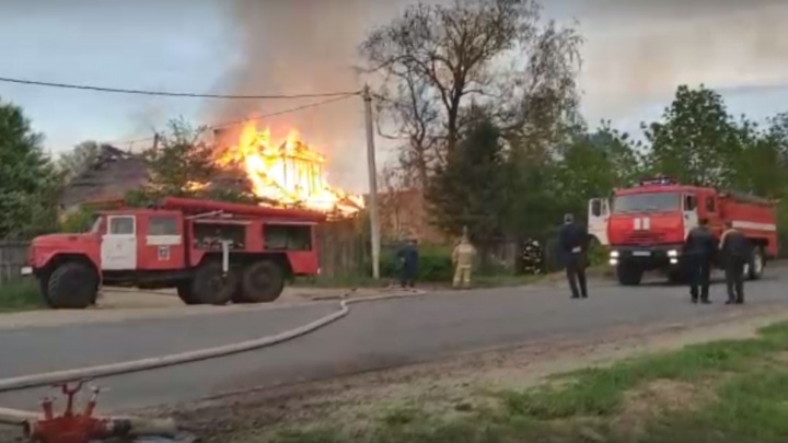 «Прохожий бросился спасать»: в Рыбинске случился страшный пожар в жилом доме