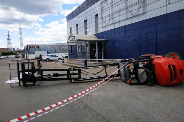 Мужчины пролетели шесть метров и упали на асфальт Мужчины пролетели шесть метров и упали на асфальт