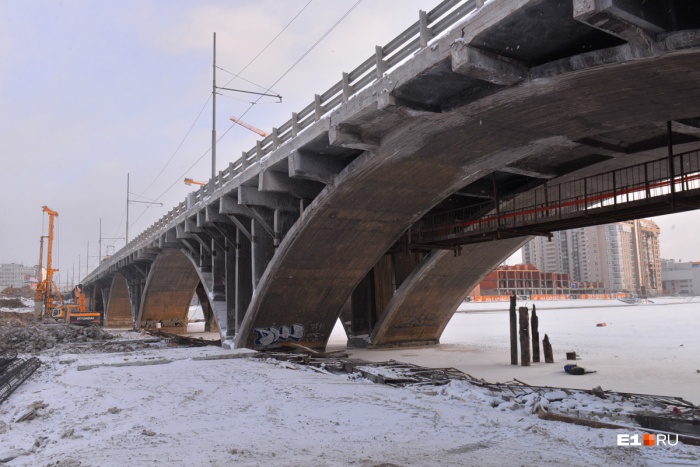 Макаровский мост реконструируют уже несколько месяцев Макаровский мост реконструируют уже несколько месяцев