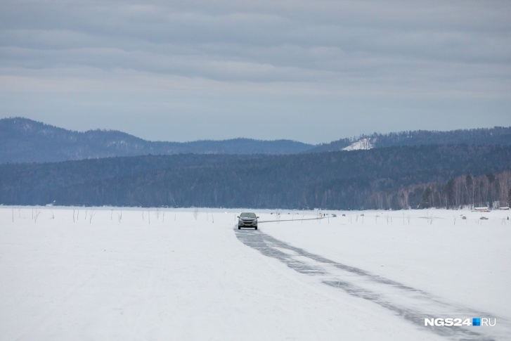 На Красноярском водохранилище автомобили часто уходят под лед. В эту зиму это первый случай