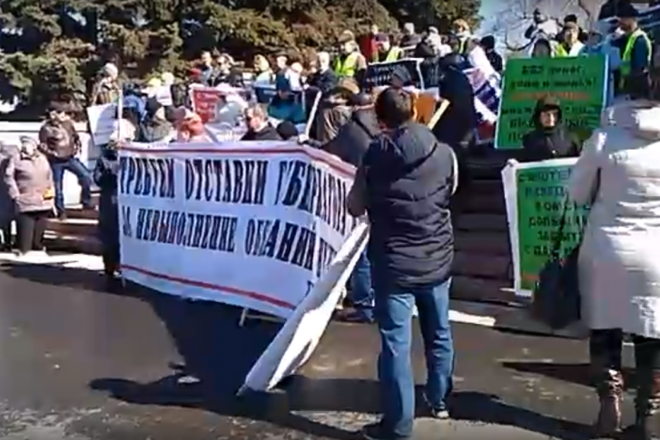 Митингующие требовали в том числе отставки губернатора Буркова, который, по их мнению, не выполняет свои обещания Митингующие требовали в том числе отставки губернатора Буркова, который, по их мнению, не выполняет свои обещания