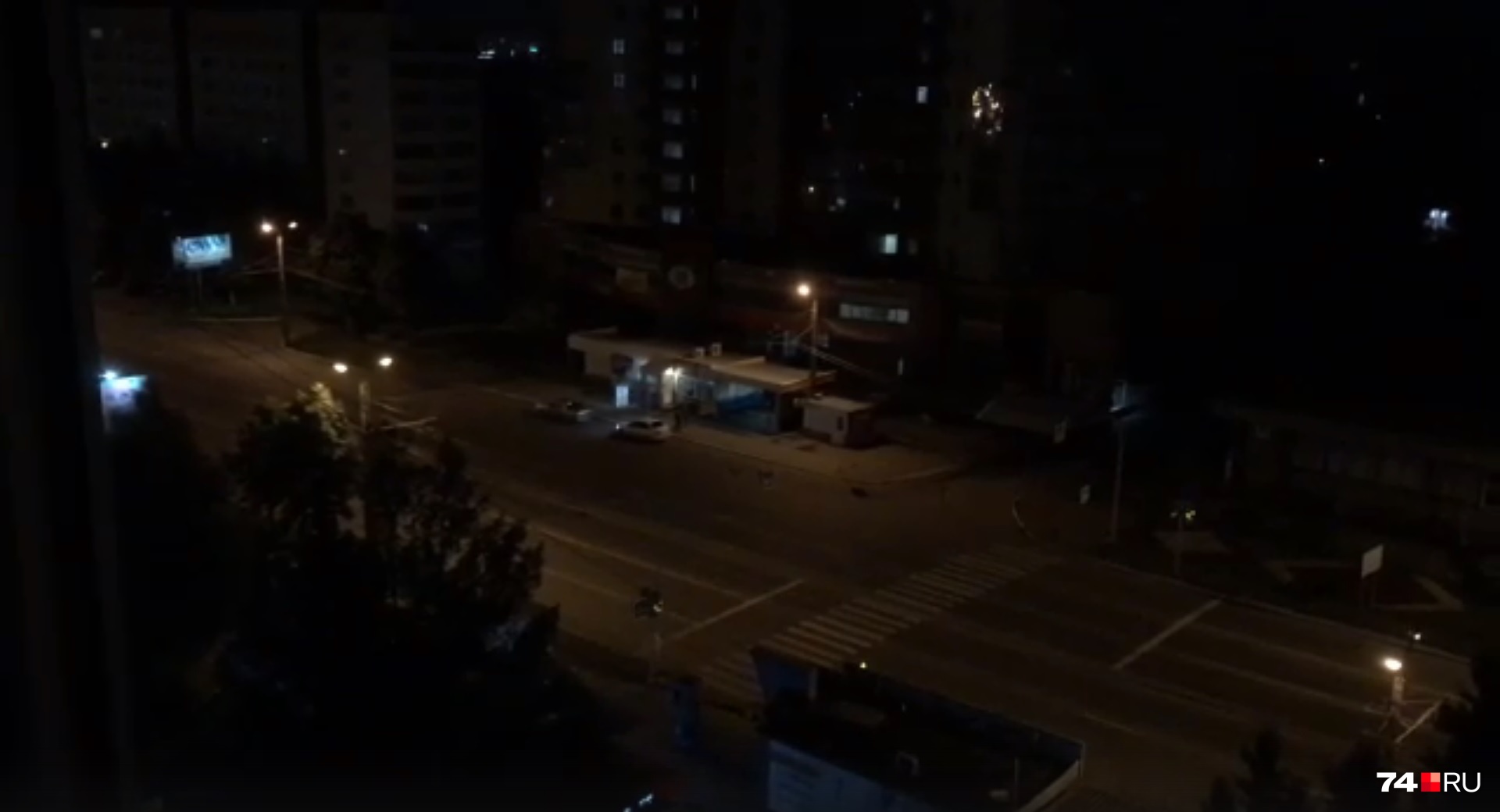 «Пьяные по дворам»: ночью на челябинском проспекте компания устроила оглушительную дискотеку