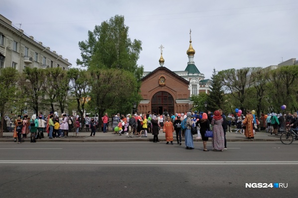 Колонна собралась у памятника святителю Луке Колонна собралась у памятника святителю Луке