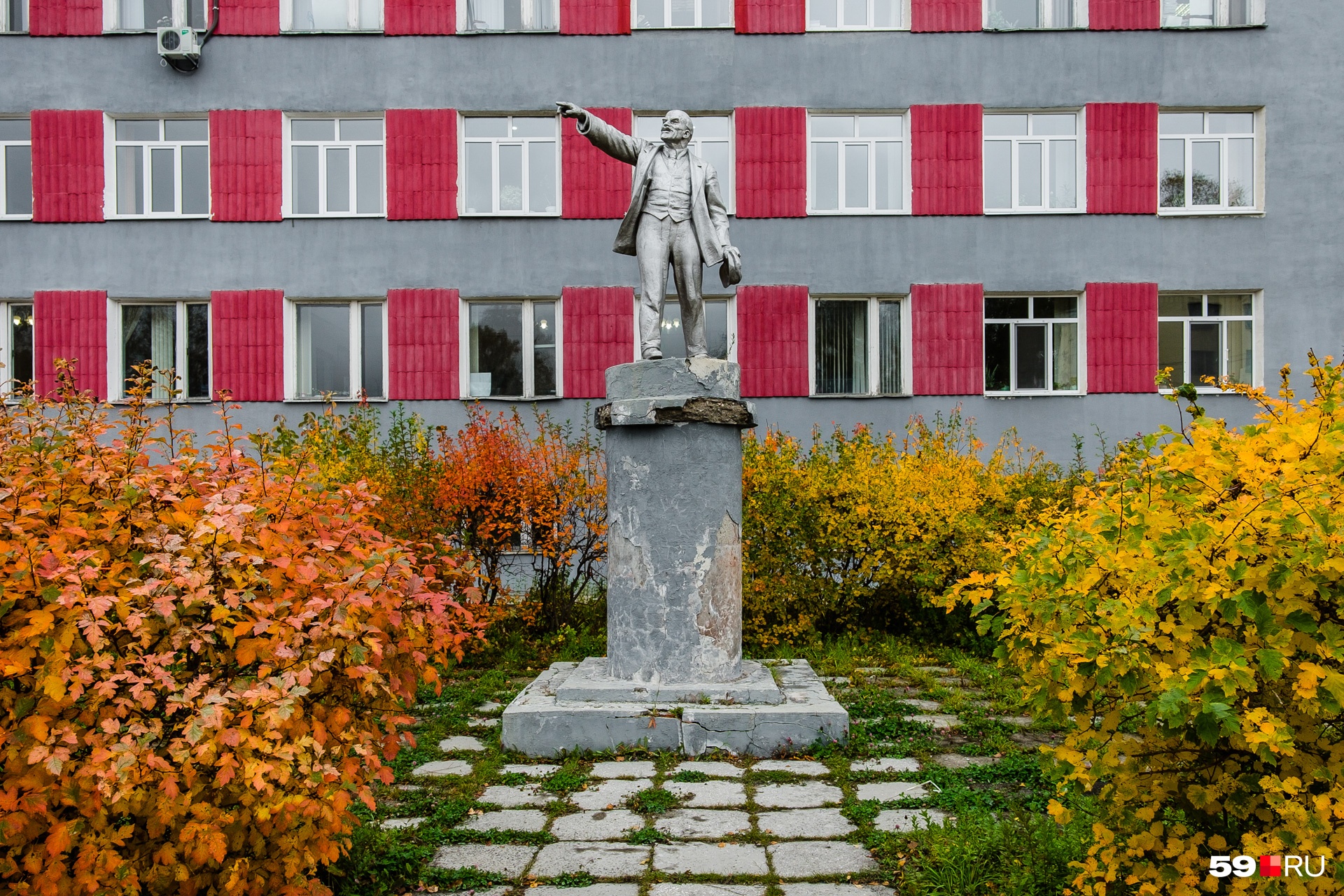Памятник Ленину возле здания администрации в Кизеле Памятник Ленину возле здания администрации в Кизеле