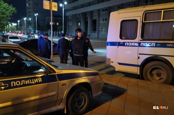 К автобусу задержанных подвозили на легковых машинах К автобусу задержанных подвозили на легковых машинах