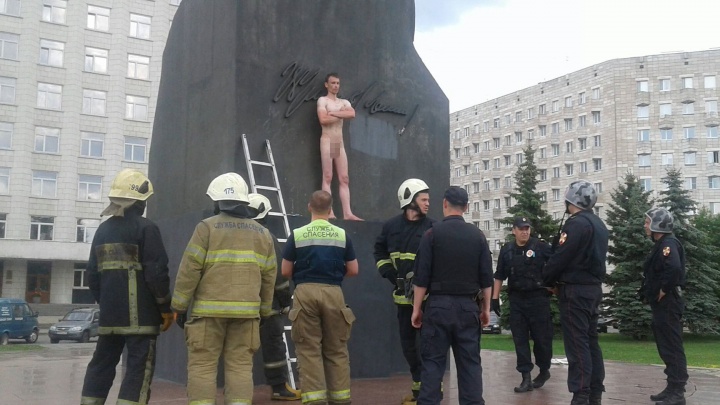 В центре Архангельска полиция скрутила голого мужчину, который поминал Бога, взобравшись на Ленина