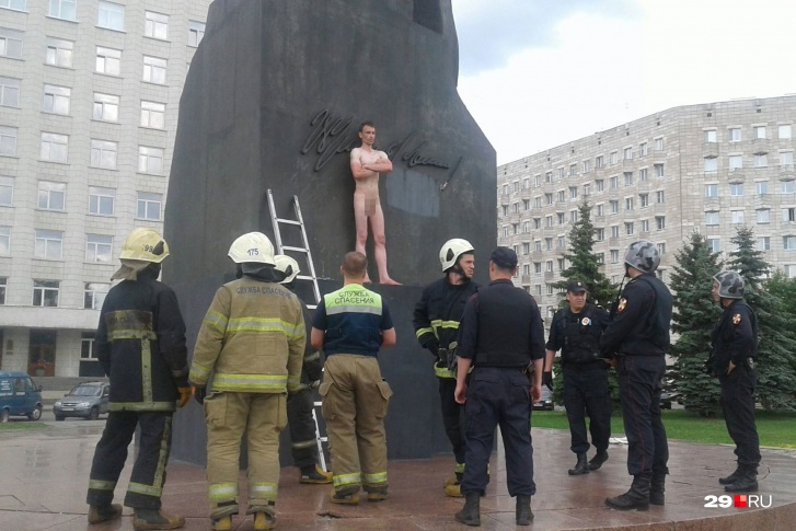 Мужчина забрался на памятник Ленину и стал раздеваться