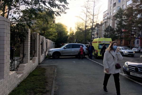 BMW X3 влетел в забор школы утром в понедельник, когда родители вели на занятия детей BMW X3 влетел в забор школы утром в понедельник, когда родители вели на занятия детей