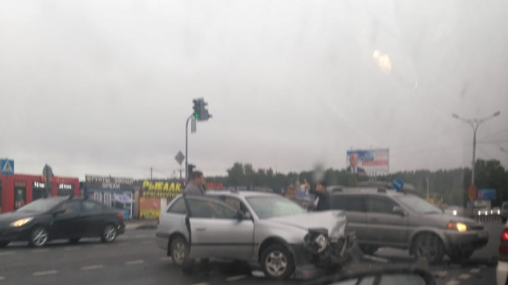 Три автомобиля столкнулись на Бердском шоссе: собирается пробка