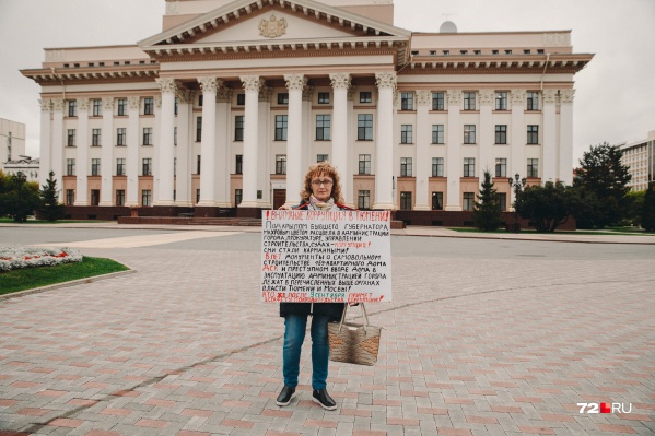 Татьяна Драчева пытается привлечь внимание к своей проблеме одиночными пикетами. Она регулярно выходит с плакатом на улицы города Татьяна Драчева пытается привлечь внимание к своей проблеме одиночными пикетами. Она регулярно выходит с плакатом на улицы города