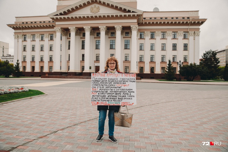 Татьяна Драчева пытается привлечь внимание к своей проблеме одиночными пикетами. Она регулярно выходит с плакатом на улицы города