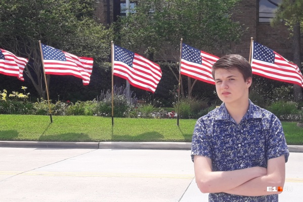 Недавно в США отмечали Memorial Day. В честь праздника весь город украсили флагами Недавно в США отмечали Memorial Day. В честь праздника весь город украсили флагами