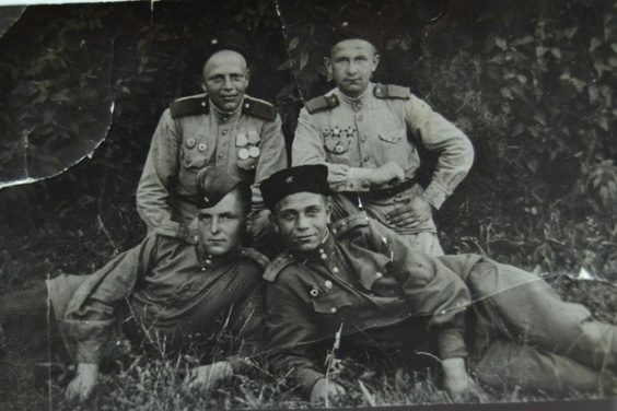 У многих в семейных альбомах остались фронтовые фотографии их дедушек У многих в семейных альбомах остались фронтовые фотографии их дедушек