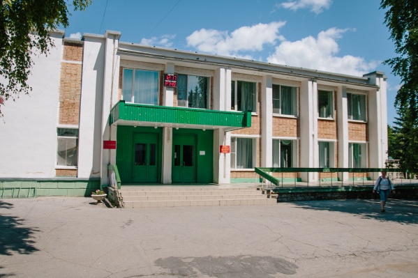 Злоумышленники повредили один из стеклопакетов здания Злоумышленники повредили один из стеклопакетов здания