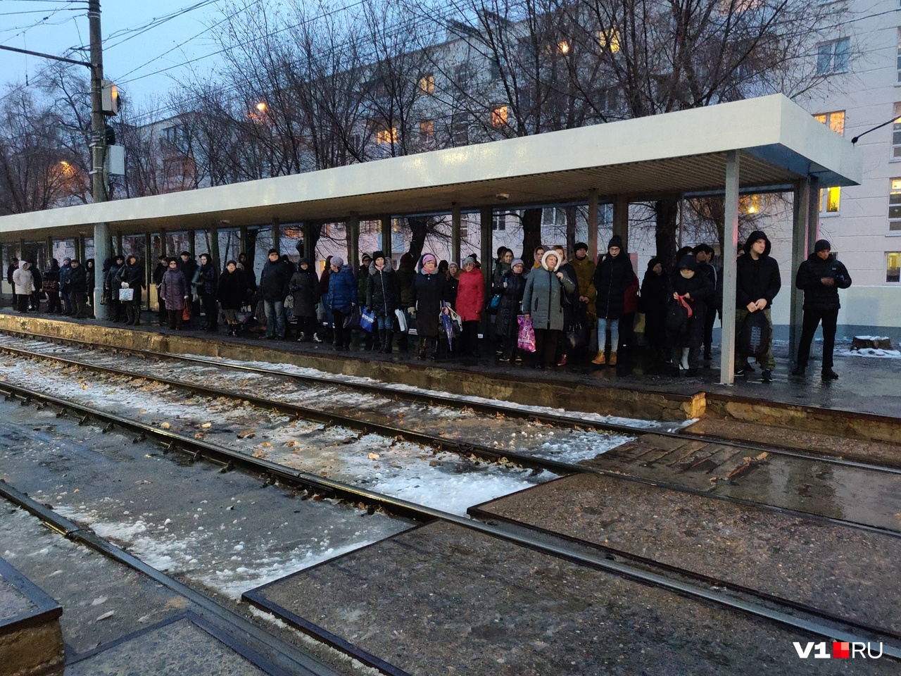 Горожане вынуждены прятаться от дождя на трамвайной остановке Горожане вынуждены прятаться от дождя на трамвайной остановке