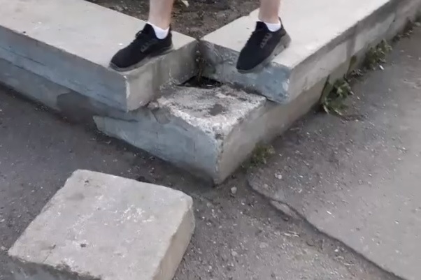 На ногу мальчику рухнула угловая плита памятника На ногу мальчику рухнула угловая плита памятника
