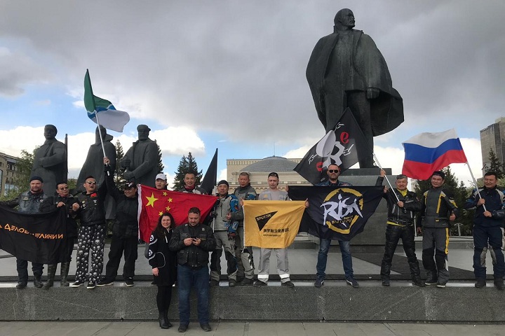 Участники пробега сфотографировались на площади Ленина, а потом поехали по музеям и на Монумент Славы