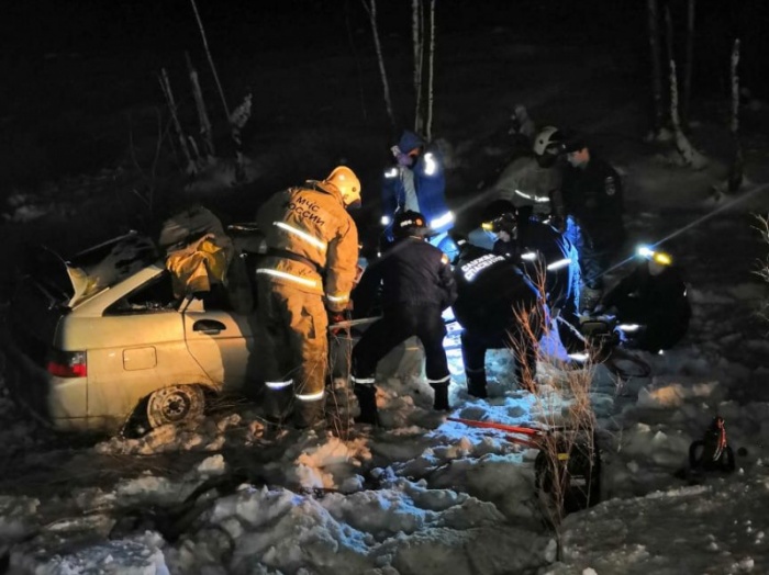 ВАЗ-2112 влетел в прицеп лесовоза и оказался полностью разбит ВАЗ-2112 влетел в прицеп лесовоза и оказался полностью разбит