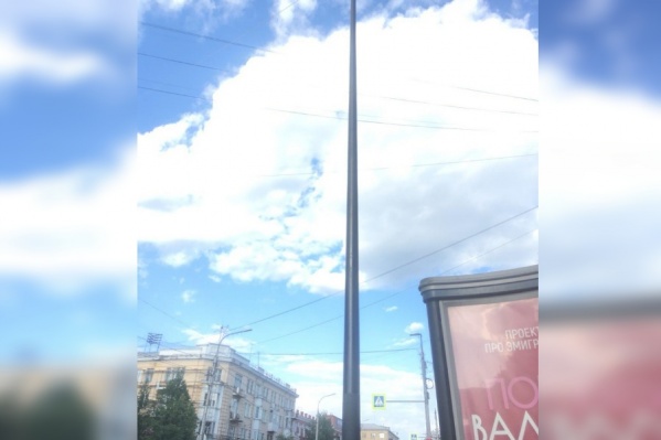 Новые опоры имеют чёрный цвет и сужаются наверху Новые опоры имеют чёрный цвет и сужаются наверху