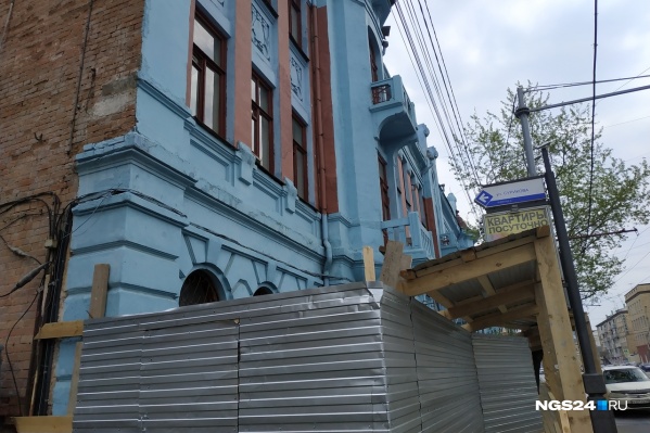 Здание огородили забором на прошлой неделе Здание огородили забором на прошлой неделе