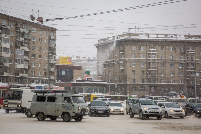В городе стараются очистить не только дороги — рабочие сбрасывают снег с крыш В городе стараются очистить не только дороги — рабочие сбрасывают снег с крыш