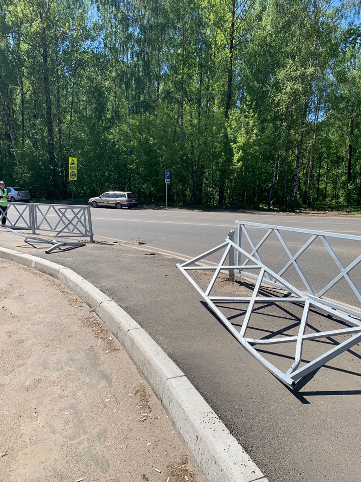 Машина проломила забор Машина проломила забор
