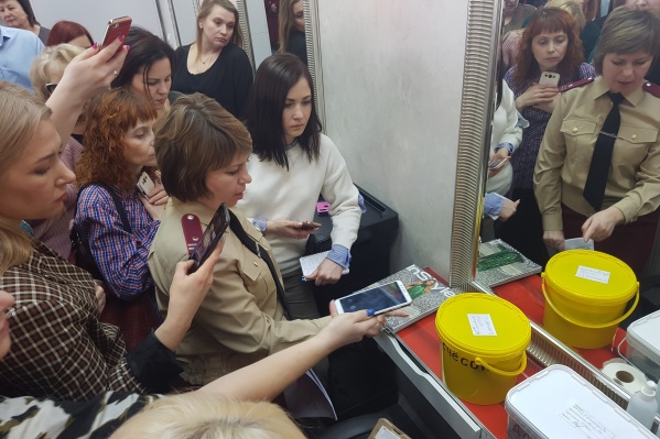 По всем вопросам клиентов салонов просят обращаться с претензиями в сам салон красоты, для консультации можно позвонить в Роспотребнадзор По всем вопросам клиентов салонов просят обращаться с претензиями в сам салон красоты, для консультации можно позвонить в Роспотребнадзор