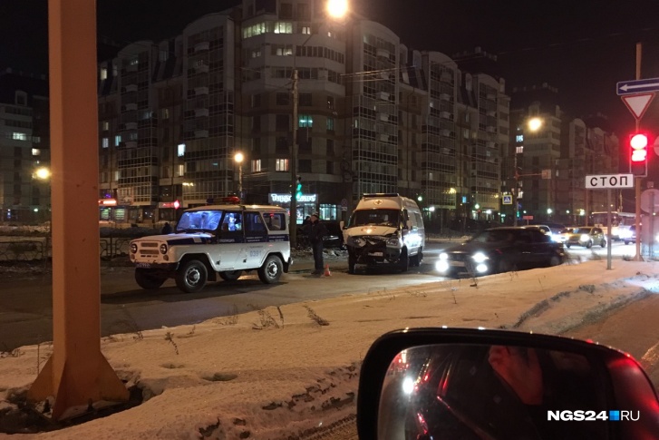 Авария на перекрёстке улиц Молокова и Авиаторов Авария на перекрёстке улиц Молокова и Авиаторов